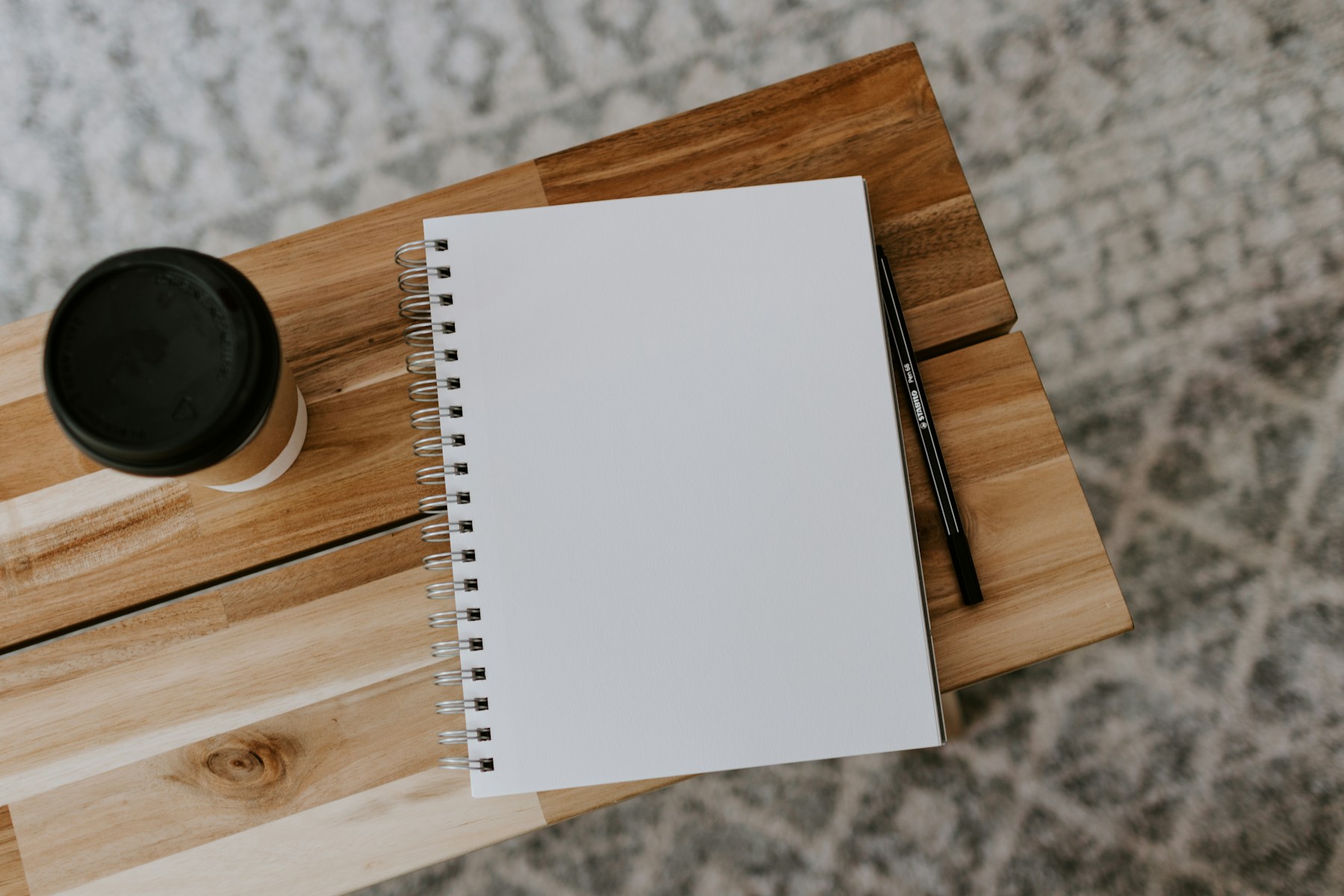 Cuaderno abierto y dos tazas sobre una mesa de consulta con luz cálida